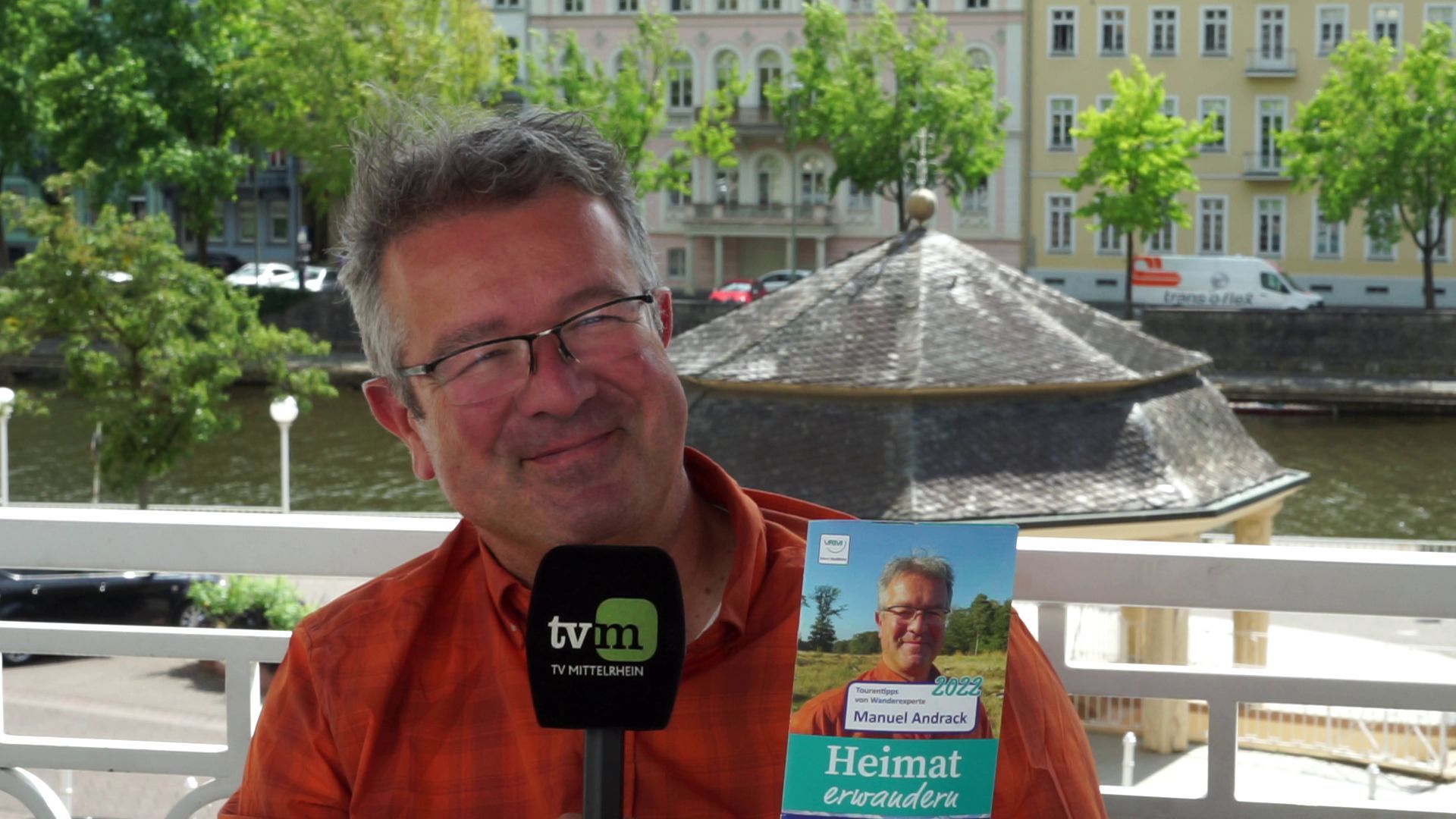 Eine neue vrm Wanderbroschüre mit Manuel Andrack