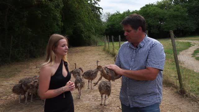 Leonie Link auf der Straußenfarm