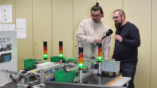 Praktikant Edvin beim Berufsförderungswerk Koblenz im Elektronikbereich