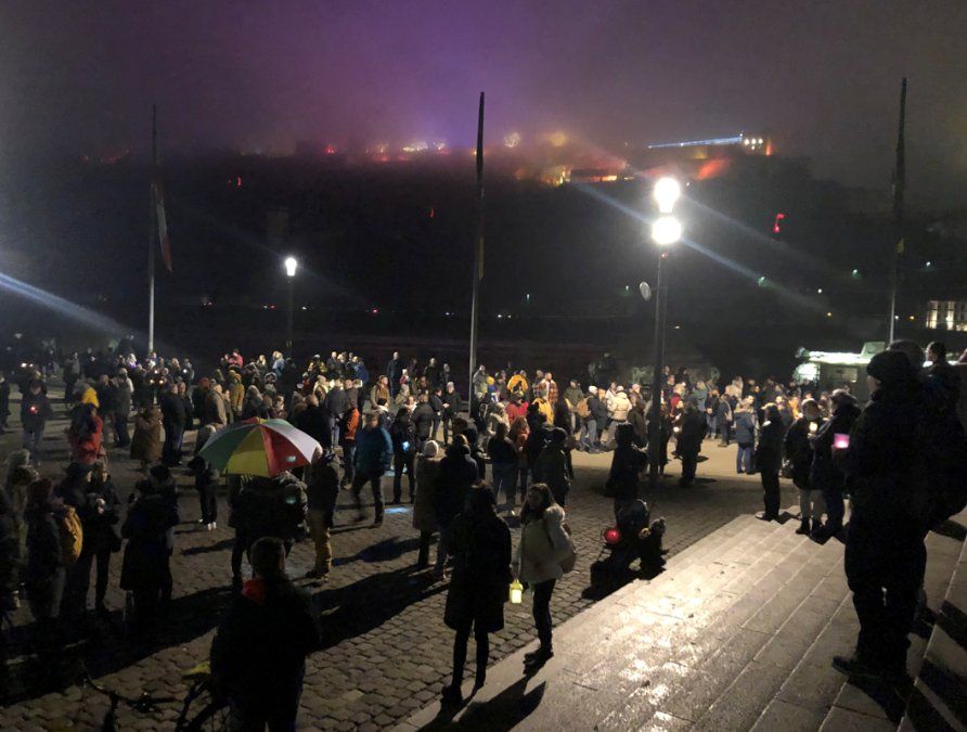 Rund 800 Personen protestieren gegen Corona-Maßnahmen Rund 800 Personen protestieren gegen Corona-Maßnahmen