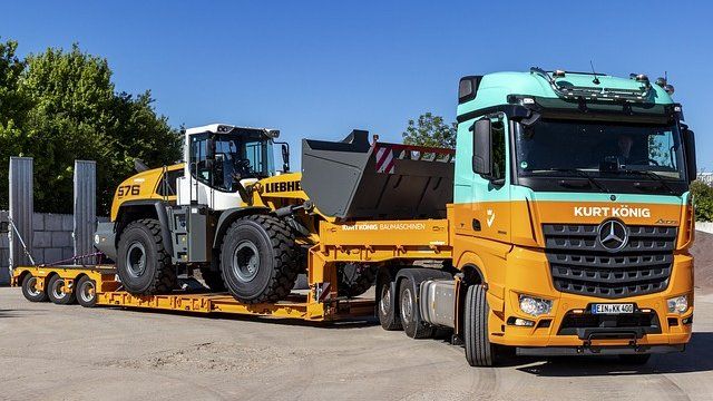 A61: Tieflader beschädigt zwei Brücken 