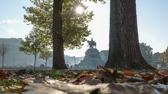 Zeitkapseln werden an Stadtarchiv übergeben