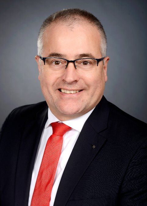 Jörg Perscheid bleibt Vorstandsmitglied der Sparkasse Jörg Perscheid bleibt Vorstandsmitglied der Sparkasse