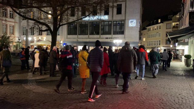 "Corona-Spaziergänge": Bußgelder im dreistelligen Bereich