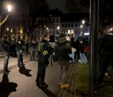 Corona-Demo ruhiger - auch Gegendemonstranten dabei