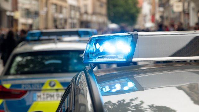 Neuwied: Auto stößt mit Zug zusammen