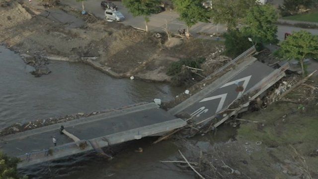 Hoher Wasserstand an der Ahr lässt Behelfsbrücke zittern