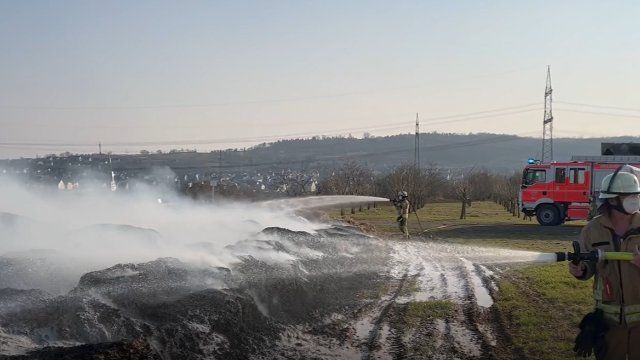 Brand auf Feld bei Mülheim-Kärlich