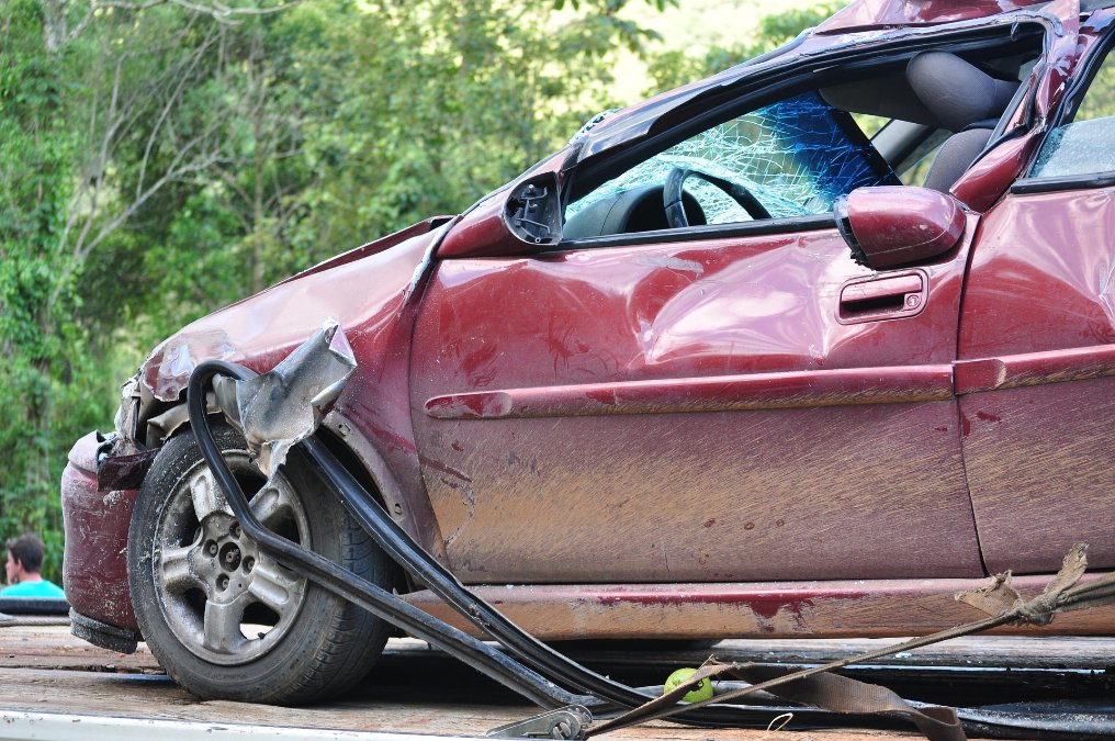 Handy am Steuer? Vier Verletzte bei Autounfall