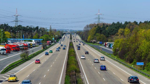 Kakaobutter auf der A61: Sperrung nach Leck im Tanklaster aufgehoben