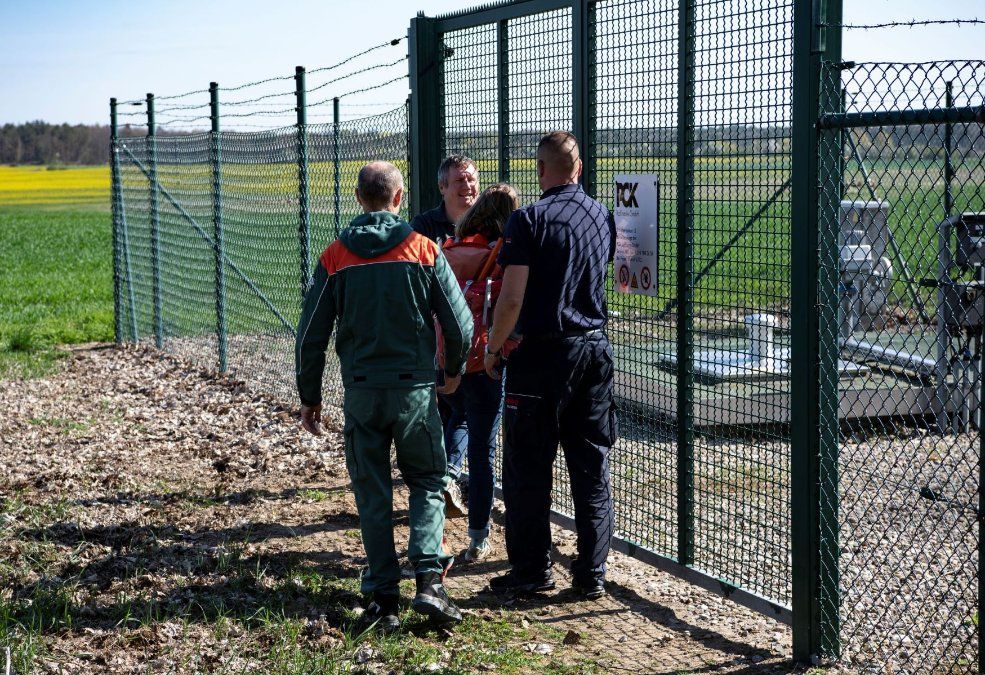 Bad Neuenahr-Ahrweiler: Klimaschützer ketten und kleben sich an Gas-Pumpstation fest