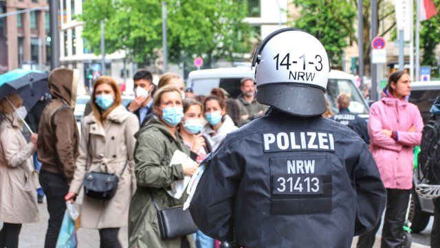Tausende Verstöße bei "Spaziergängen" gegen Corona-Maßnahmen