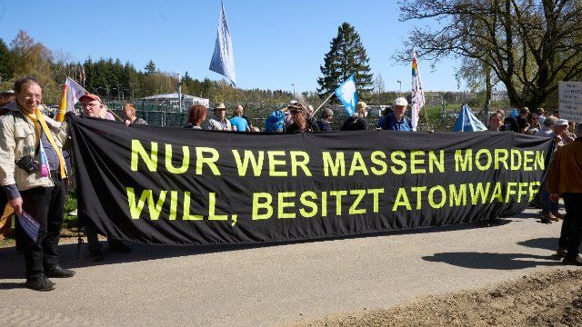 Friedlicher Ostermarsch von Atomwaffengegnern am Fliegerhorst Büchel