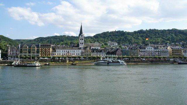 Boppard: Tankmotorschiff mit 1400 Tonnen Gasöl fährt sich auf Rhein fest
