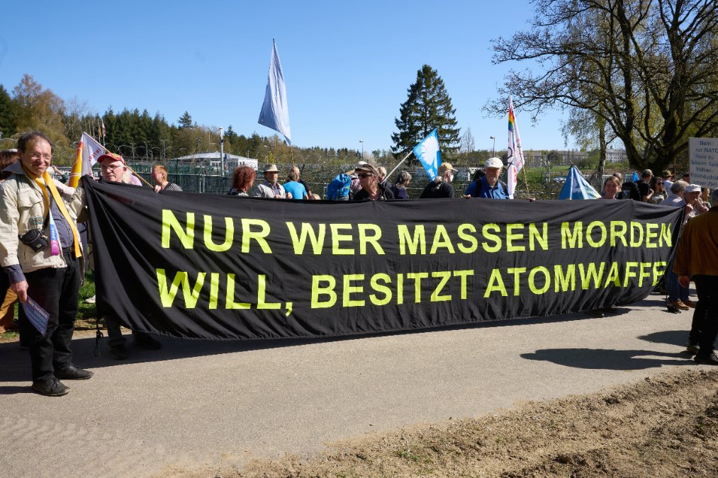 Friedlicher Ostermarsch von Atomwaffengegnern am Fliegerhorst Büchel Friedlicher Ostermarsch von Atomwaffengegnern am Fliegerhorst Büchel