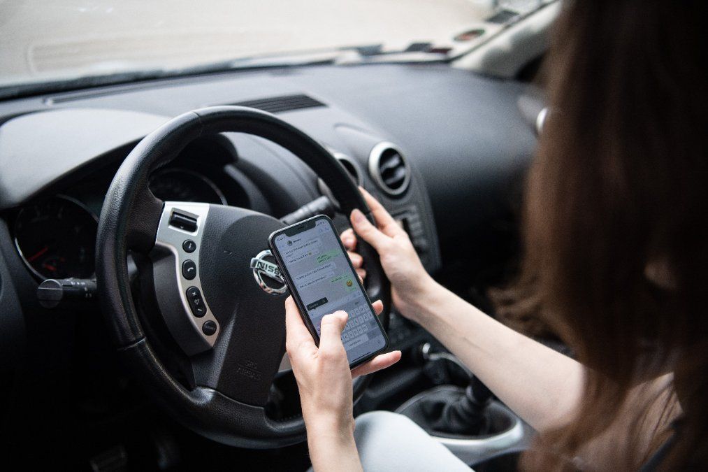 Abgelenkt durchs Handy: Autofahrer werden in Pilotprojekt überführt Abgelenkt durchs Handy: Autofahrer werden in Pilotprojekt überführt