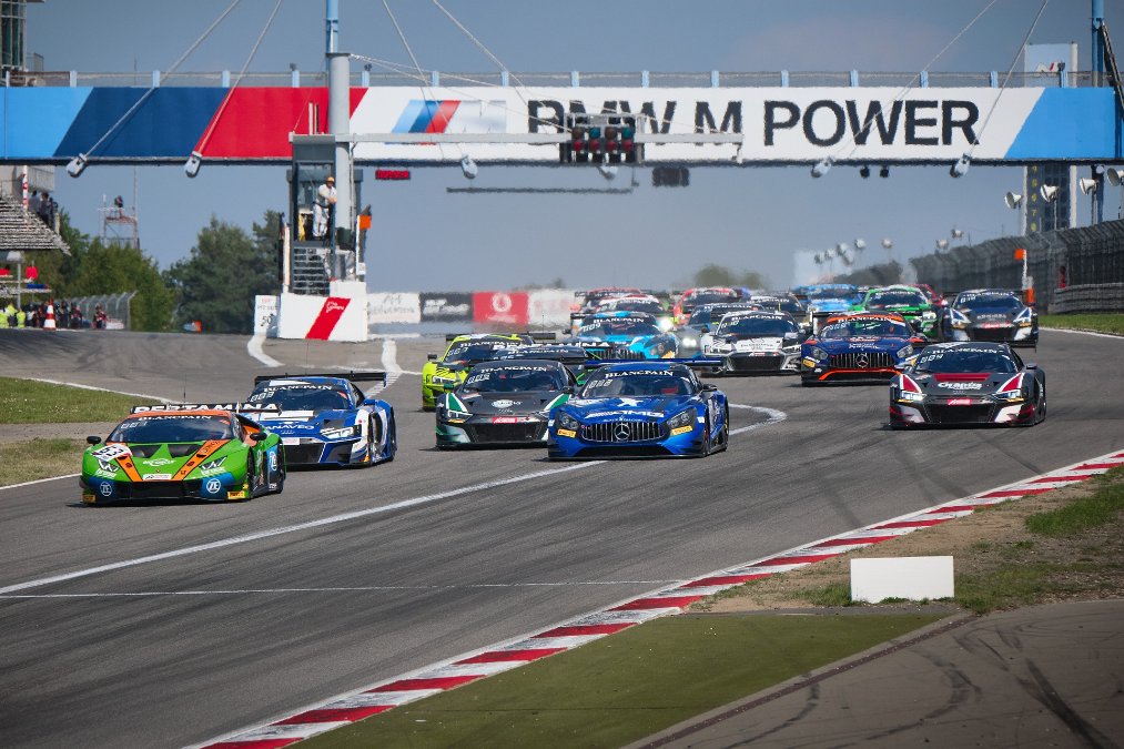 Audi-Werksteam feiert Sieg beim 24-Stunden-Rennen auf dem Nürburgring Audi-Werksteam feiert Sieg beim 24-Stunden-Rennen auf dem Nürburgring