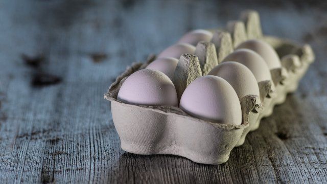 Skandal im Rhein-Lahn Kreis: Eier aus “Dorfautomaten” mit längerer MHD überklebt