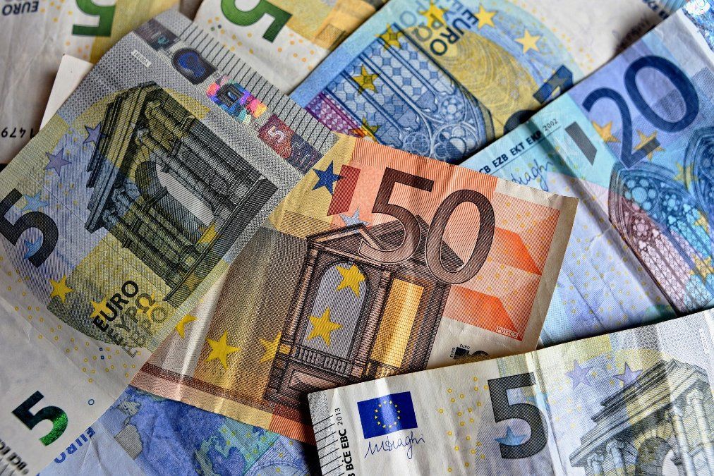 Mindestens 50.000 Euro in Geldscheinen wehen aus Mainzer Hochhaus Mindestens 50.000 Euro in Geldscheinen wehen aus Mainzer Hochhaus