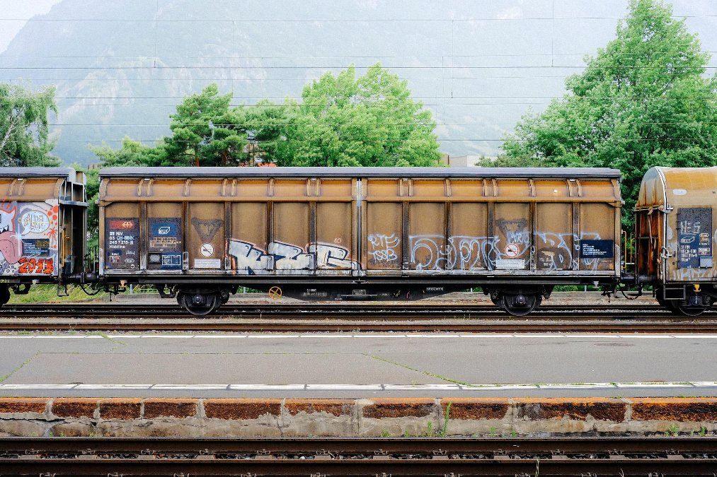Graffiti-Schmiererei an Zugwaggons in Linz am Rhein Graffiti-Schmiererei an Zugwaggons in Linz am Rhein