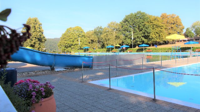 Lahnsteiner Freibad öffnet wieder Abkühlung im kühlen Nass bei schöner Aussich