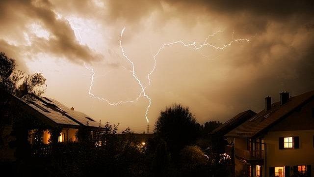Blitzeinschlag sorgt für Dunkelheit 
