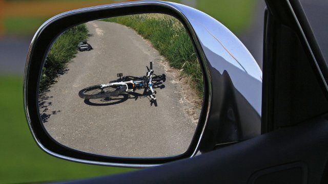 Elfjähriger auf Rad missachtet Vorfahrt von Auto und verletzt sich schwer