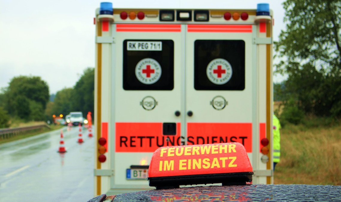 Fußgänger wird auf B42 von Auto erfasst und schwer verletzt Fußgänger wird auf B42 von Auto erfasst und schwer verletzt