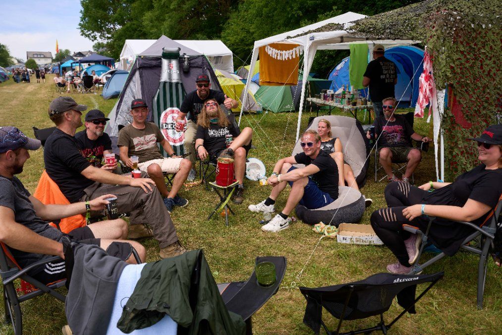 Zehntausende Fans feiern Comeback des Kultfestivals Rock am Ring Zehntausende Fans feiern Comeback des Kultfestivals Rock am Ring