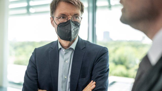 Lauterbach sieht angespanntere Lage wegen Corona-"Sommerwelle"