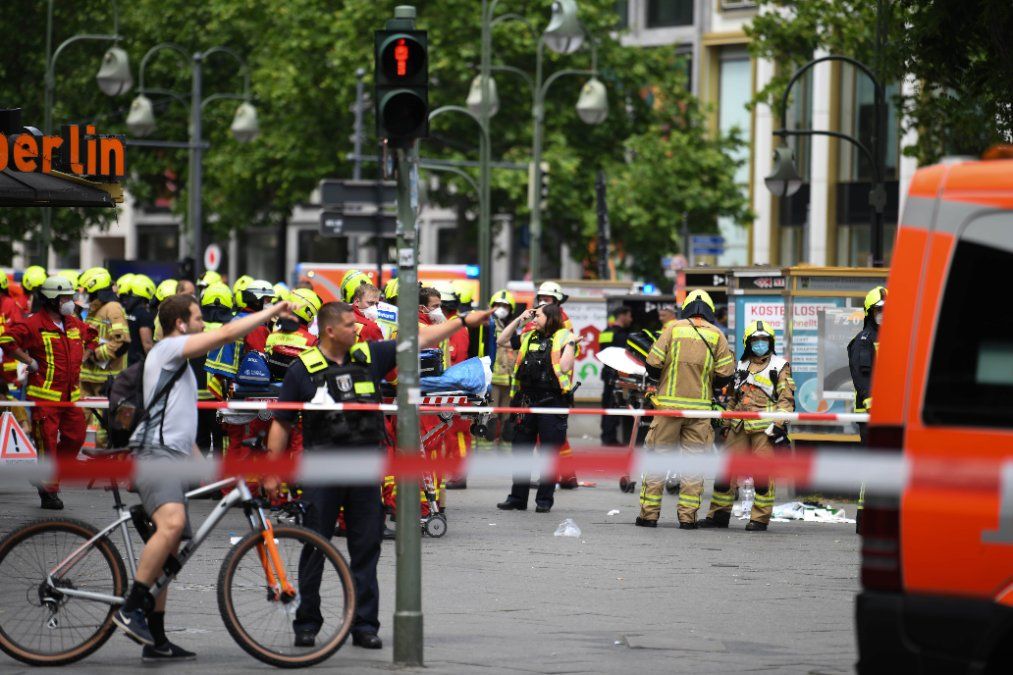 Mehrere Verletzte und ein Toter: Auto rast in Menschenmenge in Berlin Mehrere Verletzte und ein Toter: Auto rast in Menschenmenge in Berlin