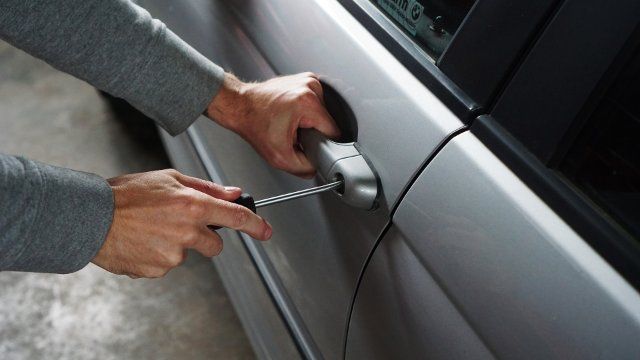 Scheibe im PKW eingeschlagen