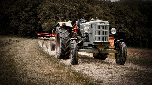 Mann kippt am Hang mit Trecker um und stirbt