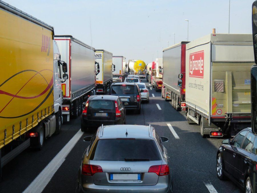 Lkw prallt auf A48 gegen Leitplanke - Fahrer verletzt Lkw prallt auf A48 gegen Leitplanke - Fahrer verletzt