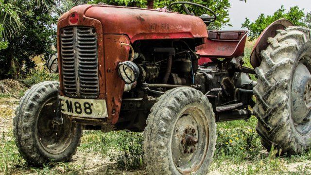 Traktorfahrer auf Bundesstraße in der Eifel schwer verletzt