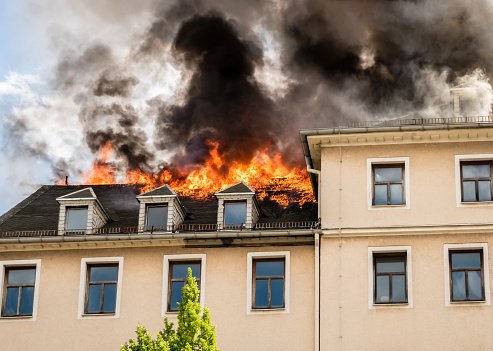 Altenkirchen: Wohnhausbrand beschädigt angrenzende Gebäude