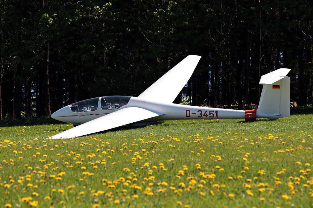 Zwei Menschen bei Notlandung von Segelflugzeug auf Feld verletzt Zwei Menschen bei Notlandung von Segelflugzeug auf Feld verletzt