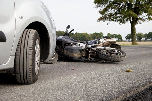 Nach Verkehrsunfall versucht Motorradfahrer wegzulaufen Nach Verkehrsunfall versucht Motorradfahrer wegzulaufen