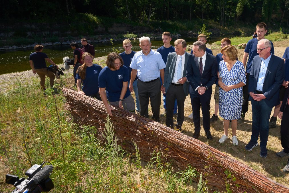 Über 100 Azubis befestigen nach Flutkatastrophe das Ahrufer neu