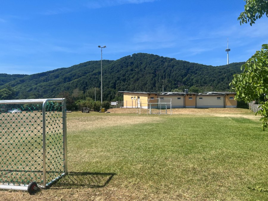 Auf den Bolzplatz, fertig, los! Auf den Bolzplatz, fertig, los!