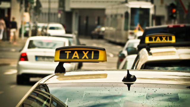 Taxi rammt Familienauto