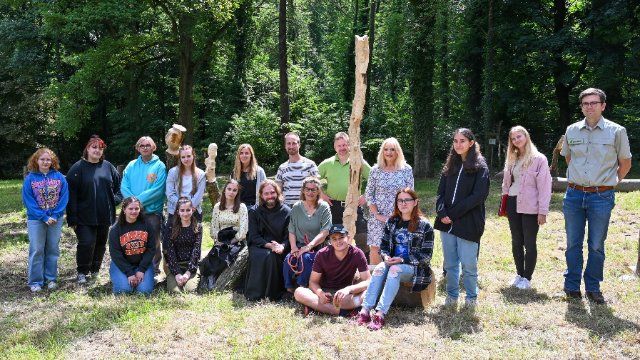 Kunst im Wald - Holzworkshop: Kunstwerke laden zu einem Besuch im Wald ein
