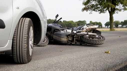 Nach Verkehrsunfall versucht Motorradfahrer wegzulaufen  