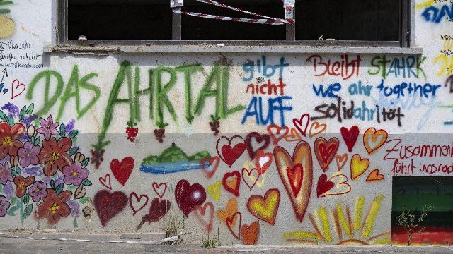 Ein Jahr nach der Flutkatastrophe - Steinmeier und Scholz im Ahrtal