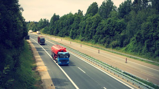 600 Liter Kraftstoff nach Lkw-Unfall ausgelaufen