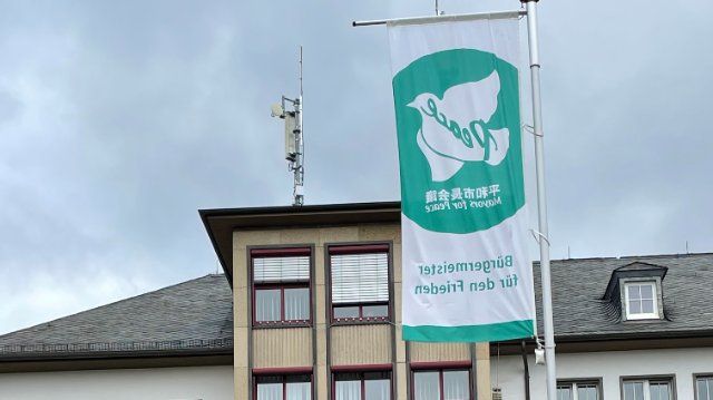 Mayen zeigt Flagge für eine atomwaffenfreie Welt