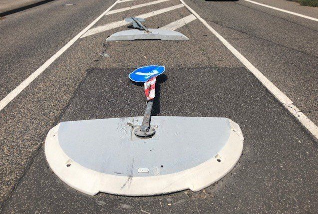 Verkehrsinsel absichtlich demoliert Verkehrsinsel absichtlich demoliert