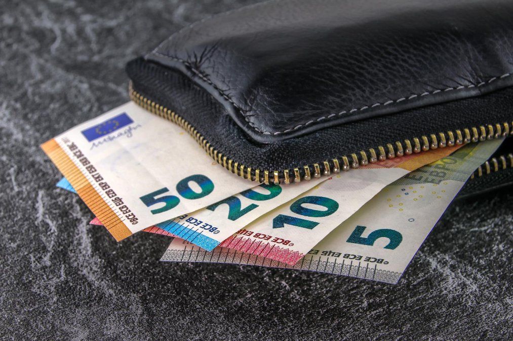 Ehrliche Finderin gibt gefundene Brieftasche ab Ehrliche Finderin gibt gefundene Brieftasche ab