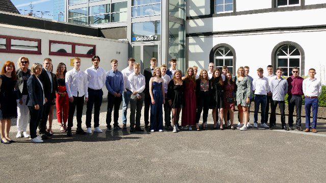 28 SchülerInnen der Höheren Berufsfachschulklasse für Polizeidienst und Verwaltung verlassen die Schule