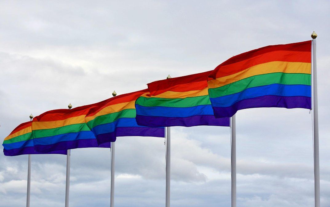Behörden können Regenbogenflaggen hissen Behörden können Regenbogenflaggen hissen